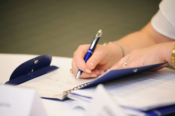 Mulher de negócios Escrevendo com caneta em seu bloco de notas ou caderno . — Fotografia de Stock