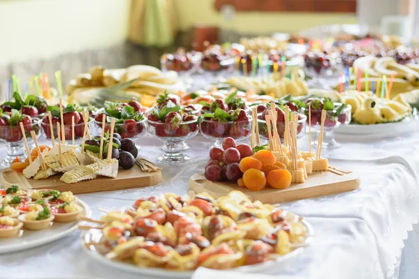 Definição de mesa de casamento do banquete na recepção à noite aguardando convidados — Fotografia de Stock