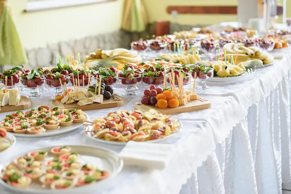 Conjunto de mesa de banquete en la recepción de la noche esperando a los huéspedes — Foto de Stock