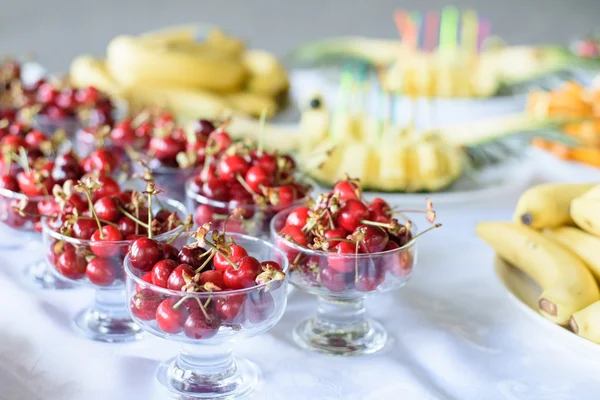 Verse kersen fruit in een glazen kom op Bruiloft Receptie — Stockfoto