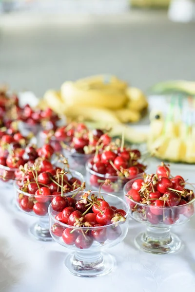 Frische Kirschfrüchte in einer Glasschale auf dem Hochzeitsempfang — Stockfoto