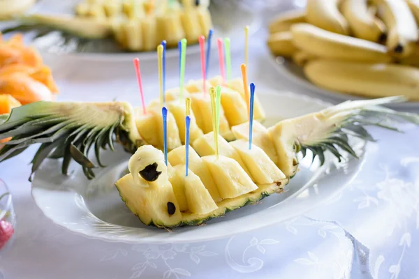 Pěkně vypadající a chutná ananas na svatební hostinu — Stock fotografie