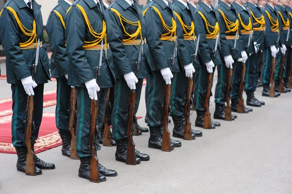 Żołnierzy w mundurze parada — Zdjęcie stockowe
