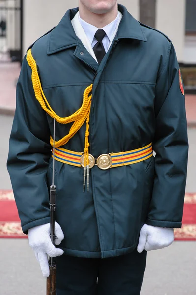 Soldado en uniforme de desfile vestido — Foto de Stock