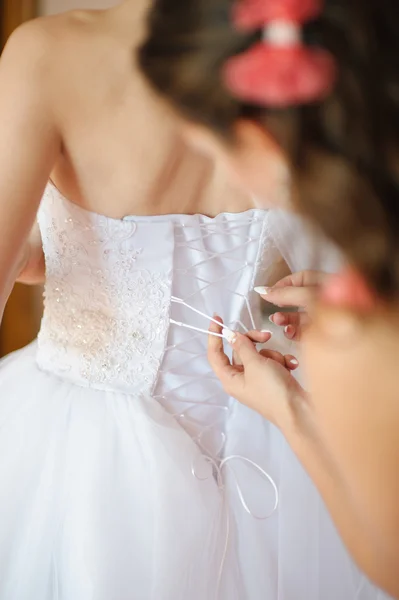 Oblékání nevěsty — Stock fotografie