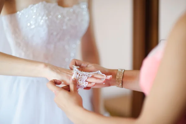 Белые перчатки для невесты — стоковое фото