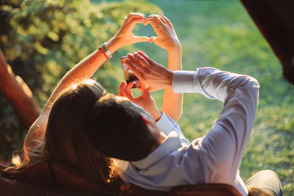 Hjärta form från par händer — Stockfoto