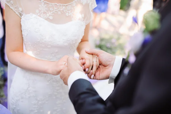 Les mains de la mariée et du marié — Photo