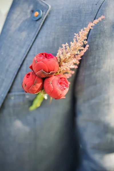 Ein Boutonniere anstecken — Stockfoto