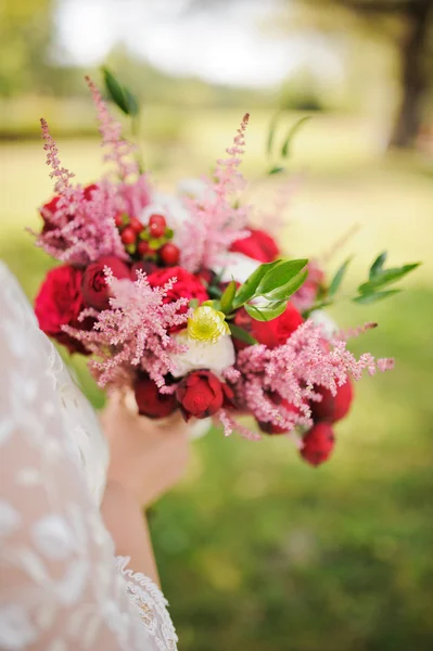 新娘拿着一束花 — 图库照片