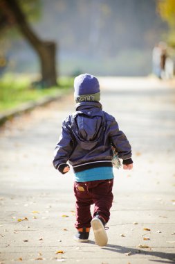 Küçük çocuk Central Park'a soğuk yaz çalıştıran
