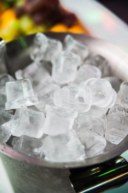 Buz shampaghe için metal kovada