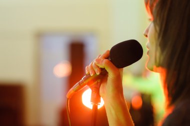 Bir kadın microphon canlı konser odak imzalama