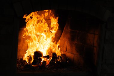 Ateş içinde şömine ve alevler dans