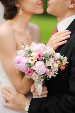 Gelin ve Damat Düğün günü öpüşme