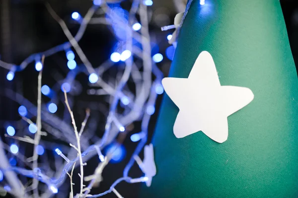 Ornement de Noël étoile blanche accroché sur une branche d'arbre — Photo