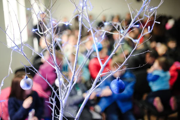 Weihnachtsschmuck hängt an einem Ast — Stockfoto