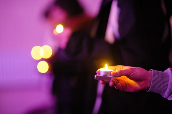 Mão segurando luz da vela. Símbolo de esperança, paz e amor — Fotografia de Stock