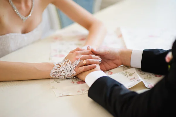 Mãos de noiva e noivo no cerimonial de casamento — Fotografia de Stock