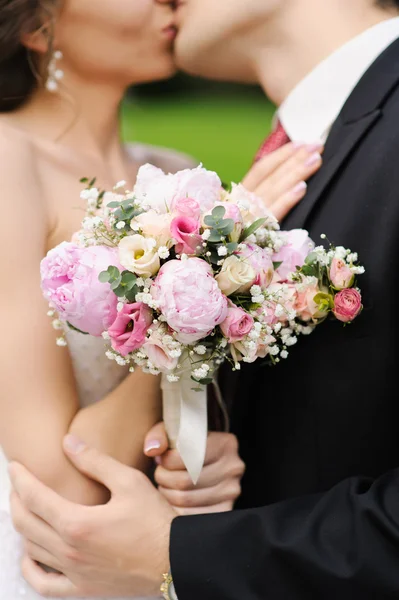 Uma noiva e noivo se beijando em seu dia do casamento — Fotografia de Stock