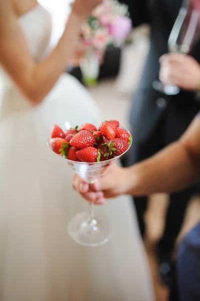 Schöne und leckere Erdbeeren auf dem Hochzeitsempfang — Stockfoto