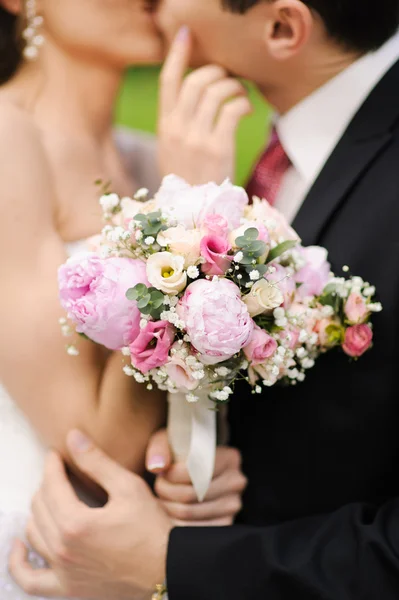 Una sposa e uno sposo che si baciano il giorno del loro matrimonio — Foto Stock