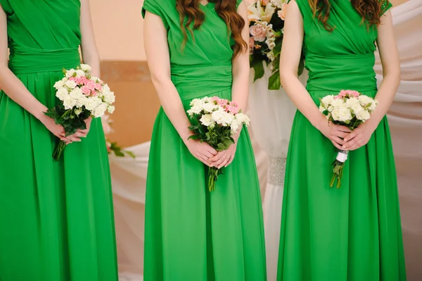 Bridesmaids στο κόμμα γάμο του καλύτερου φίλου τους — Φωτογραφία Αρχείου