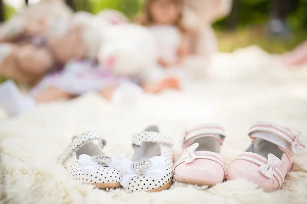 Zapatos de bebé para un verano de dos niñas al aire libre —  Fotos de Stock