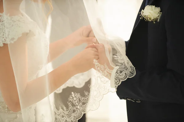 Le mani di sposo e di sposa a cerimonia nuziale — Foto Stock