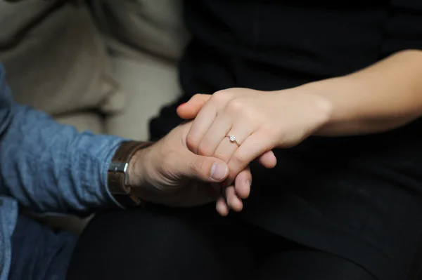 Hanya terlibat pasangan berpegangan tangan di restoran — Stok Foto