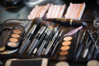 Güzellik salonunda çeşitli makyaj ve kozmetik ürünleri