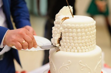 Gelin ve Damat Düğün pastası Dilimleme