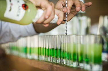 Bir düğün Resepsiyon partide gözlük içmek