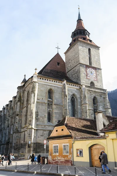 Brasov, Rumania - Diciembre de 2014: La catedral de la Iglesia Negra en Brasov ciudad medieval, Transilvania, Rumania . — Foto de Stock