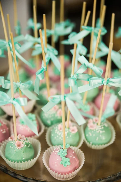 Bruiloft dessert met gebakjes, bitterkoekjes en pop gebak — Stockfoto