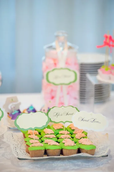 Hochzeitsdessert mit leckeren Kuchen, Makronen und Popcorn — Stockfoto
