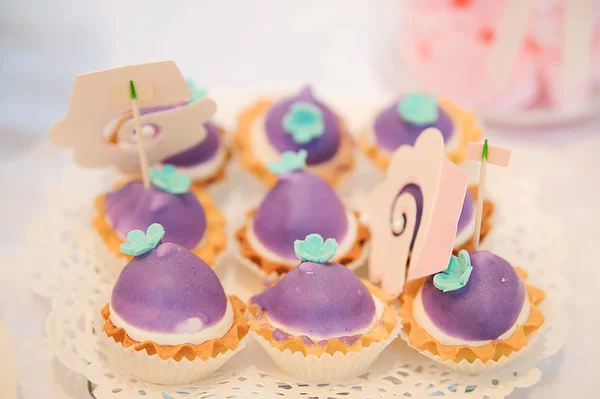 Postre de boda con deliciosos pasteles, macarrones y pasteles pop — Foto de Stock