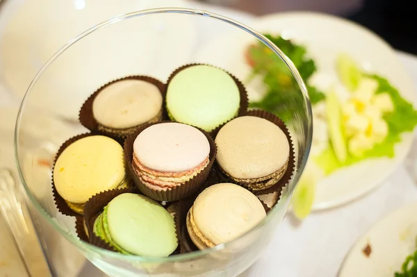 Bruiloft dessert met gebakjes, bitterkoekjes en pop gebak — Stockfoto