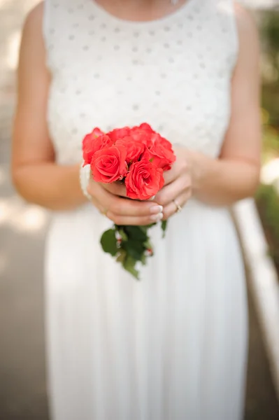 Mariée tenant un bouquet de belles fleurs — Photo