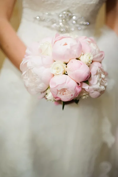 Noiva segurando um buquê de flores bonitas — Fotografia de Stock