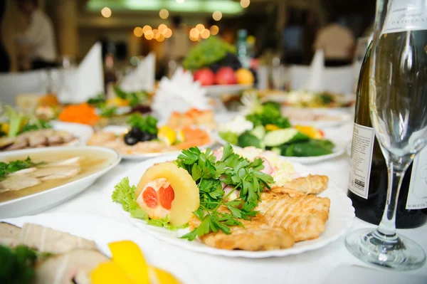 Красивый вид и вкусная еда на свадебном приеме — стоковое фото