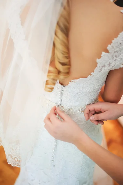 Bride getting dressed — Stock Photo, Image