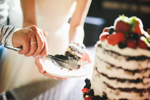 Bruden och brudgummen skivning bröllopstårta — Stockfoto