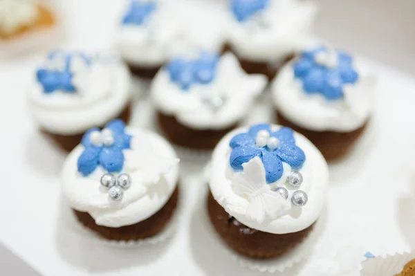 Postre de boda con deliciosos pasteles, macarrones y pasteles pop — Foto de Stock