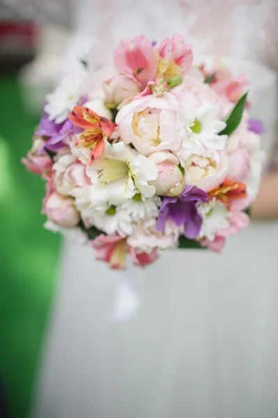Noiva segurando um buquê de flores bonitas — Fotografia de Stock