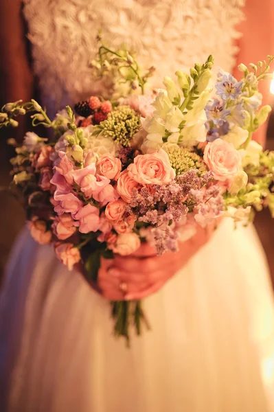 Noiva segurando um buquê de flores bonitas — Fotografia de Stock