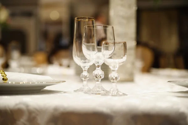 Banquete boda mesa ajuste en la recepción de la noche —  Fotos de Stock