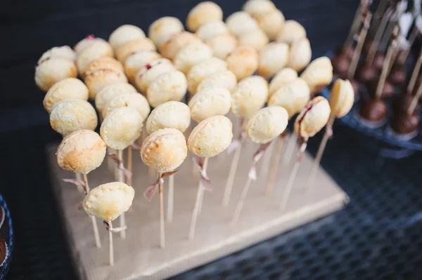 Bruiloft dessert met heerlijke cakes en bitterkoekjes — Stockfoto