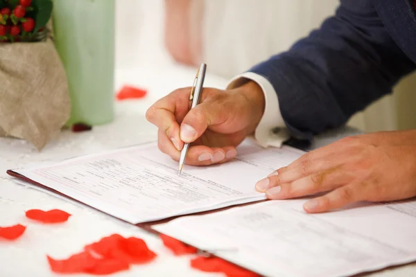 Segni di sposo certificato di matrimonio — Foto Stock