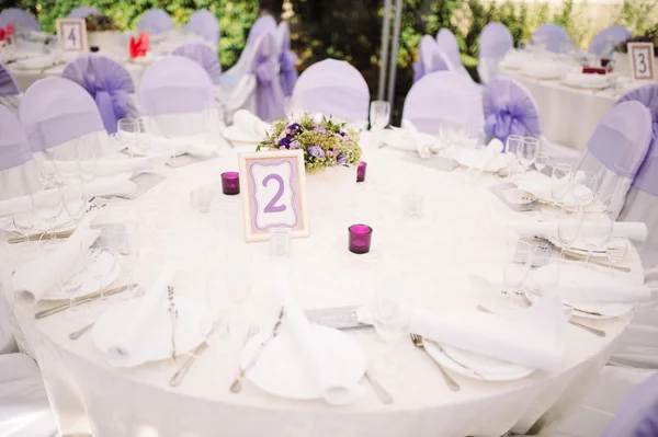 Banquete boda mesa ajuste en la recepción de la noche — Foto de Stock